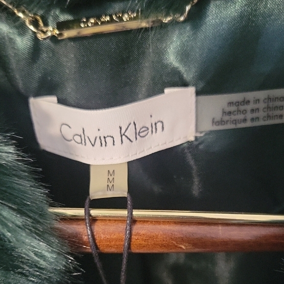 Elegant Green Faux Fur Coat - Picture 3 of 4